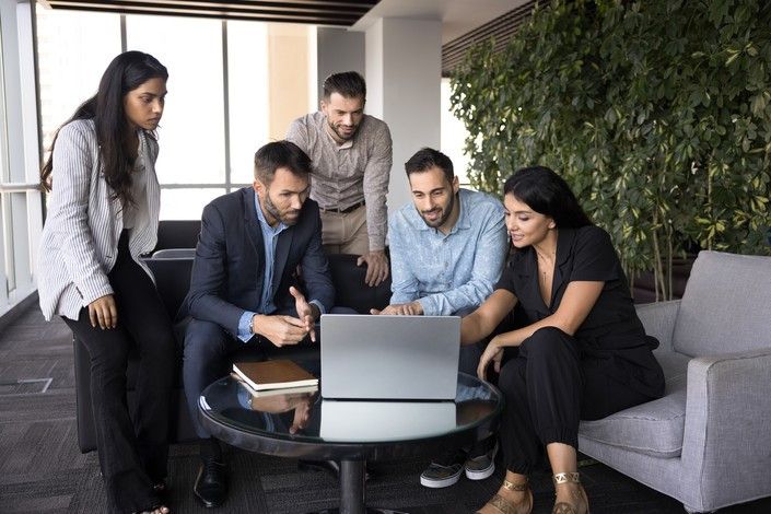 Pracovní porada u&nbsp;počítače