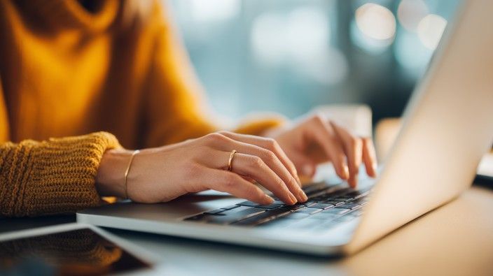 žena píše na&nbsp;notebooku